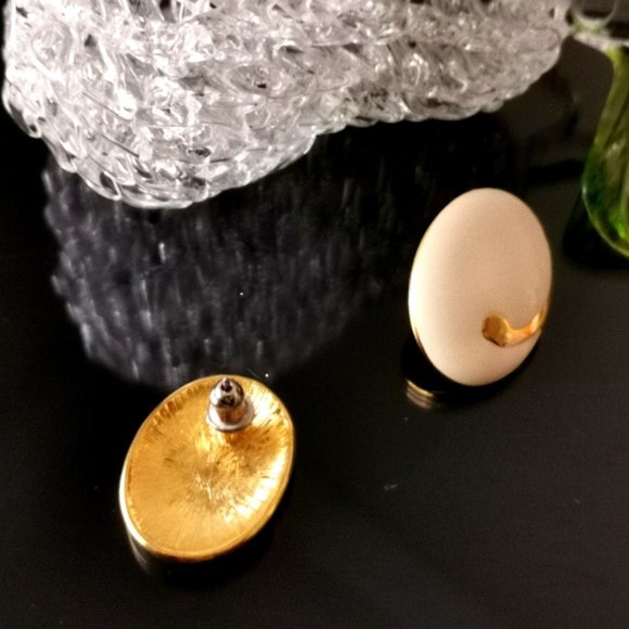 3 for $25 - Vintage CORO oval cream/gold enamel pierced earring - Picture 2 of 3